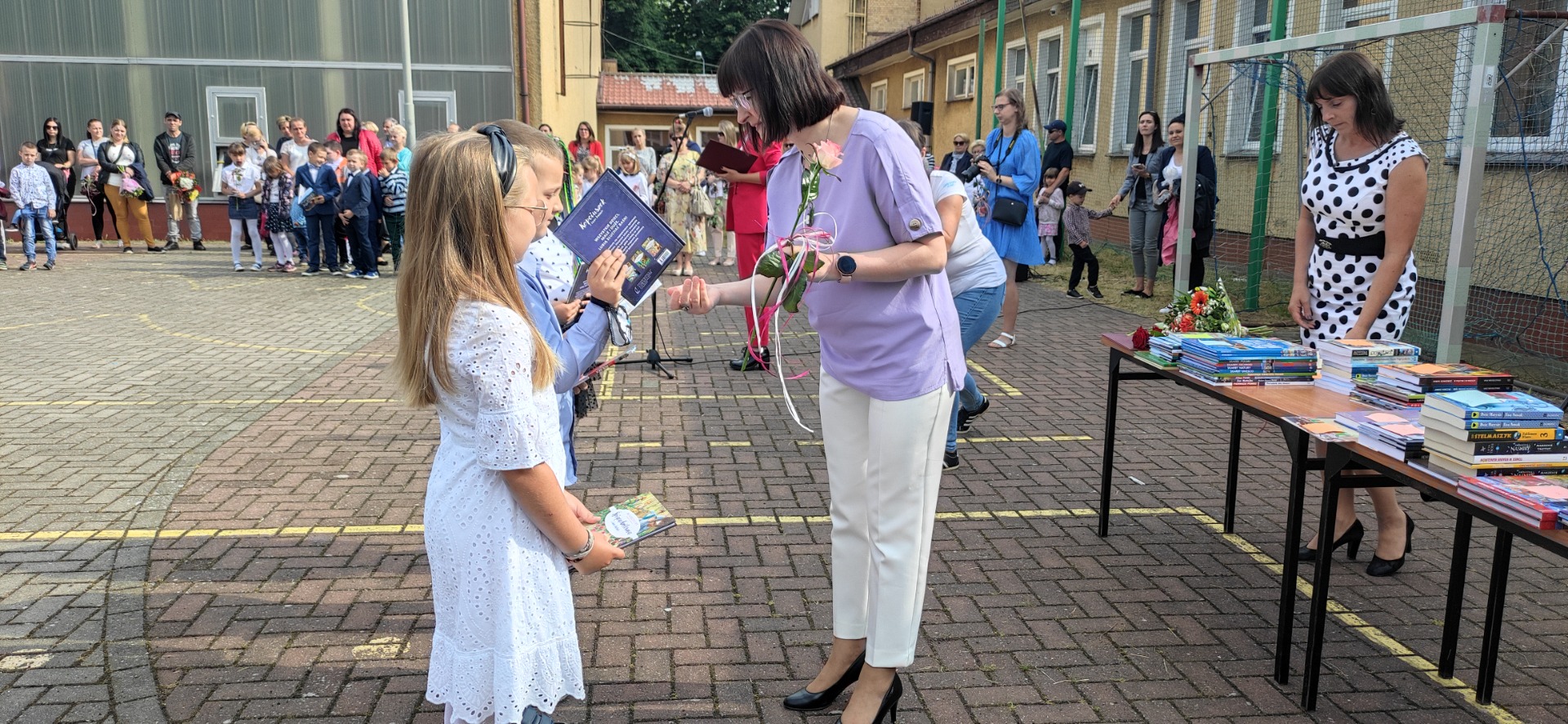 Fotorelacja z uroczystego apelu na zakończenie roku szkolnego 2020/2021 klas I-IV - Obrazek 4