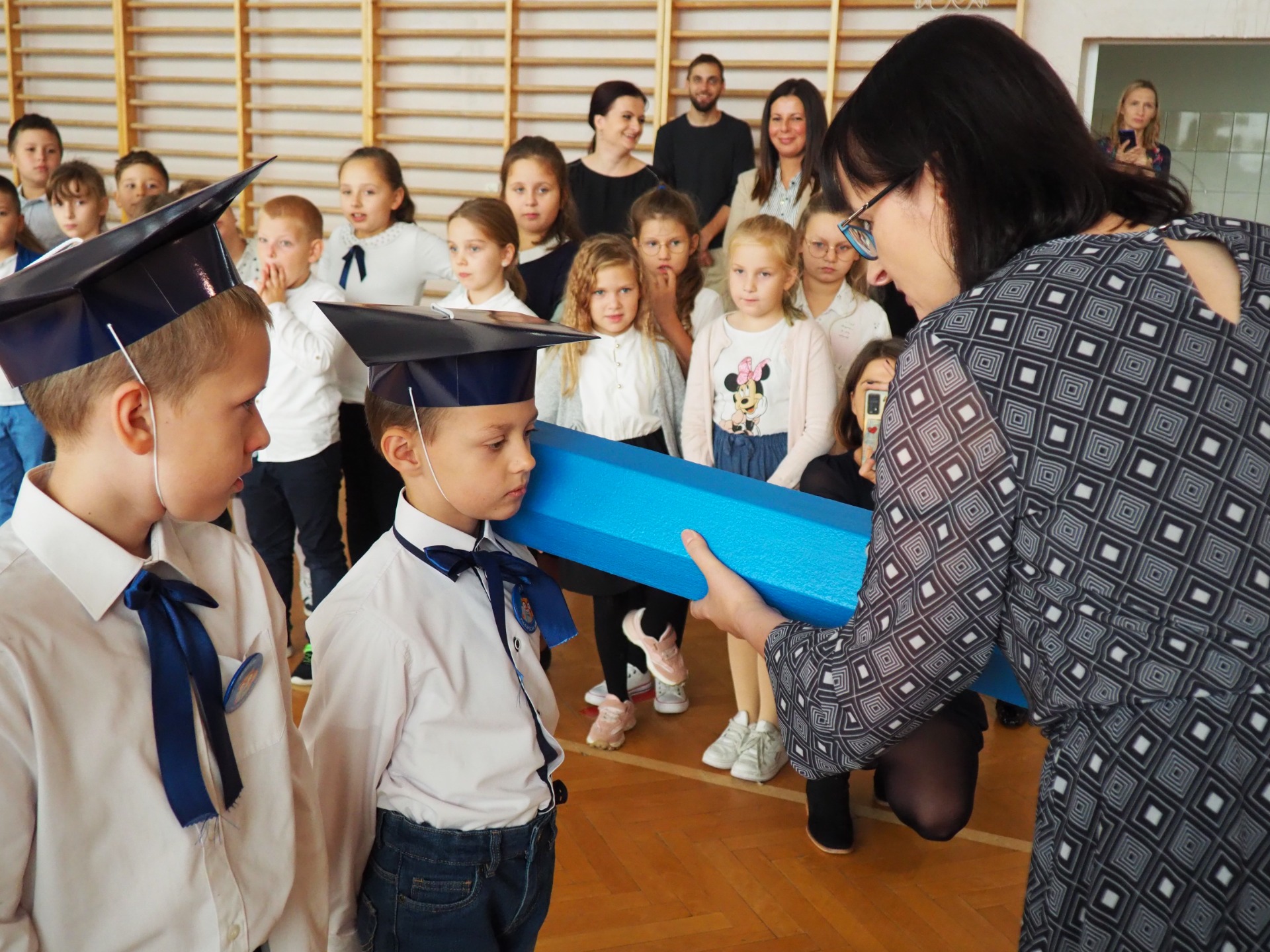 Fotorelacja z apelu z okazji Dnia Nauczyciela oraz pasowania pierwszoklasistów :) - Obrazek 6