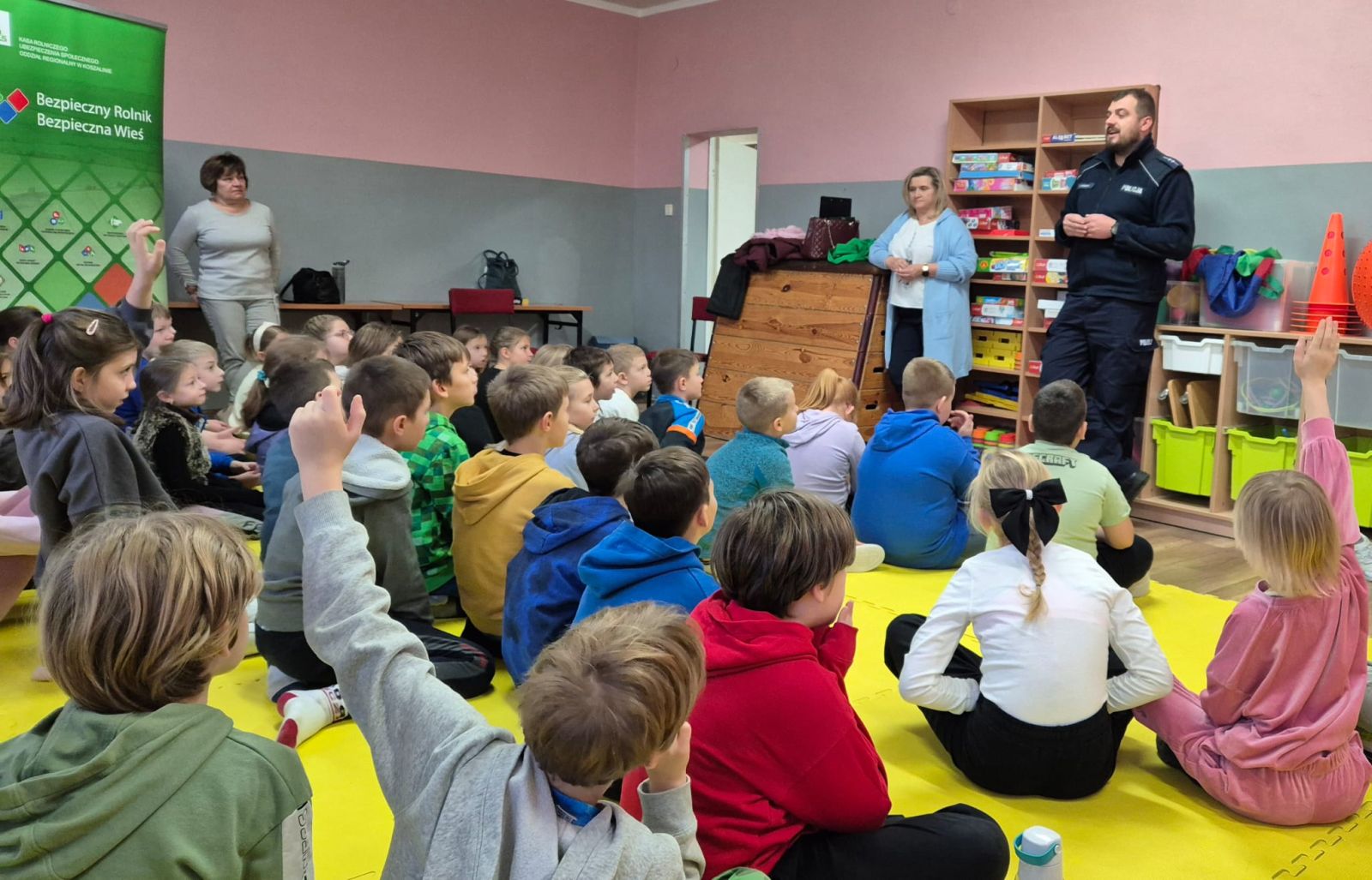 Zdjęcie: Spotkanie z przedstawicielką KRUS i funkcjonariuszem policji.