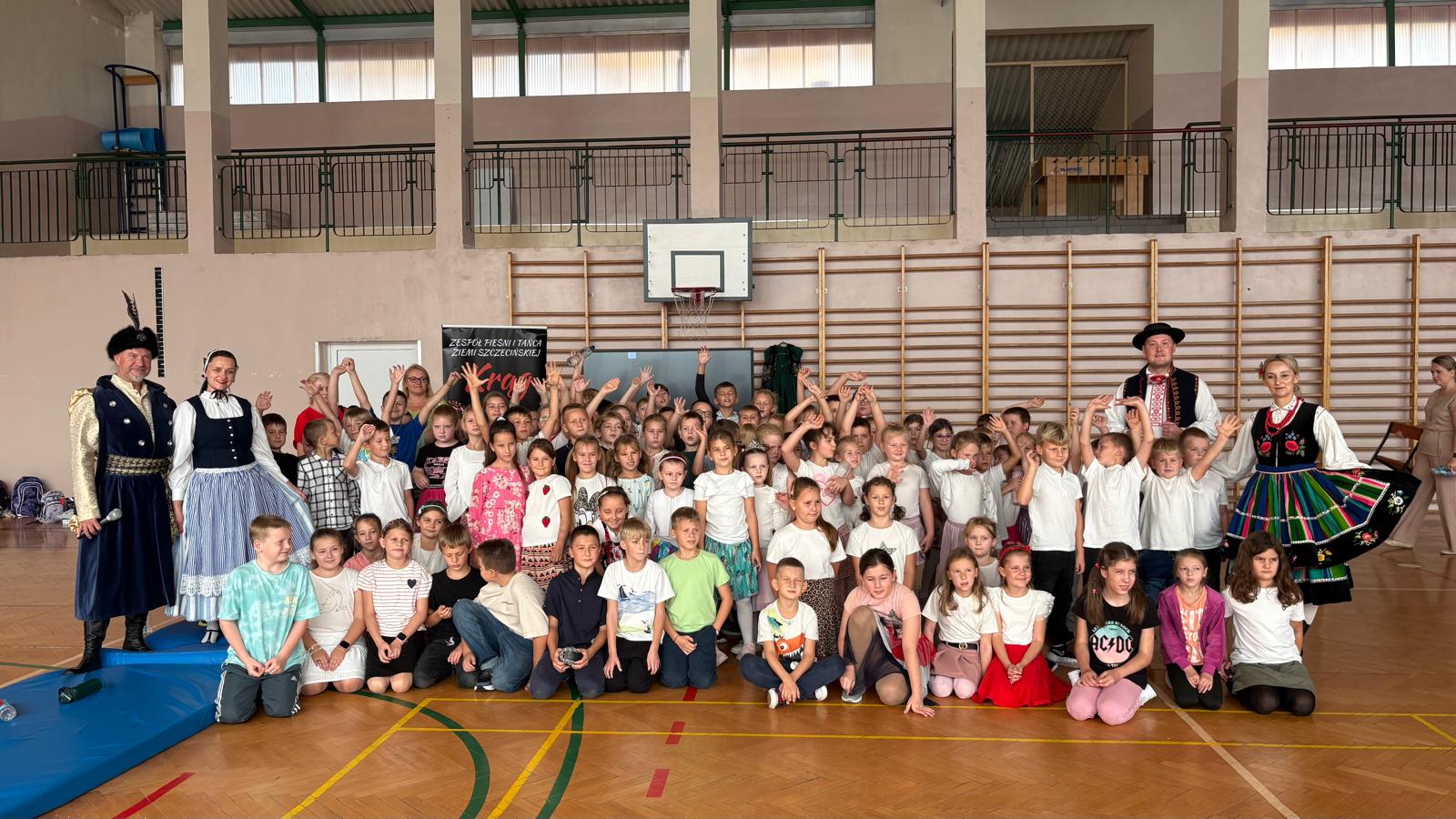 Zdjęcie: Ludowe stroje, tańce i odrobina historii czyli...