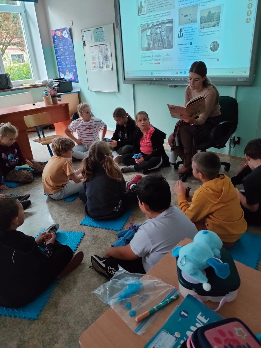 Zdjęcie: Czytanie lektury w klasie