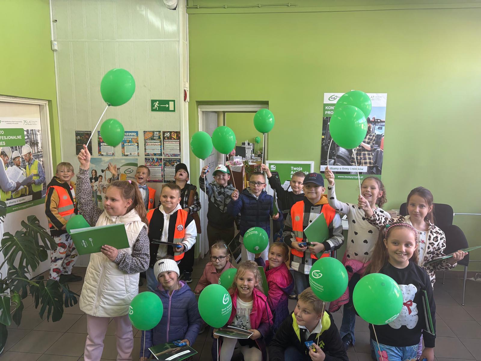 Zdjęcie: Wizyta edukacyjna klasy 2a w placówce bankowej.