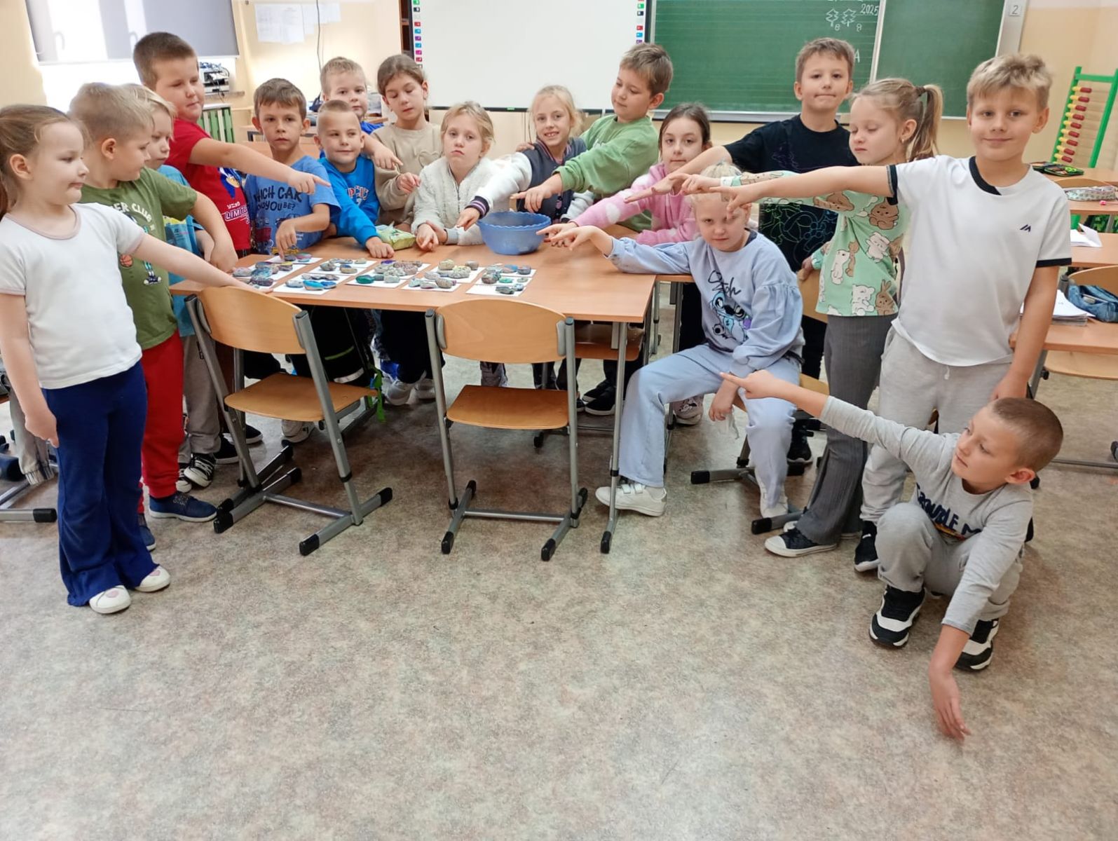 Zdjęcie: Zajęcia plastyczne z malowania kamyków w klasie 1b.