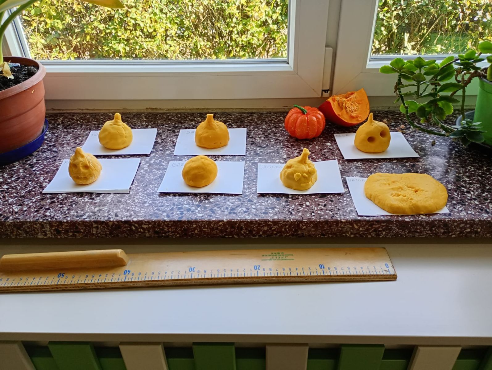 Zdjęcie: Jesienne zabawy sensoryczne z dynią.